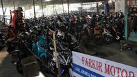 Menurut penjaga parkir dalam sehari mereka bisa menampung 800 sepeda motor.