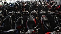 Biaya parkir sepeda motor adalah Rp 5.000 per hari dan Rp 10.000 untuk motor yang menginap.