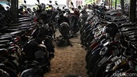 Kebayangkan berapa pendapatan pengusaha parkir ini dalam sehari?