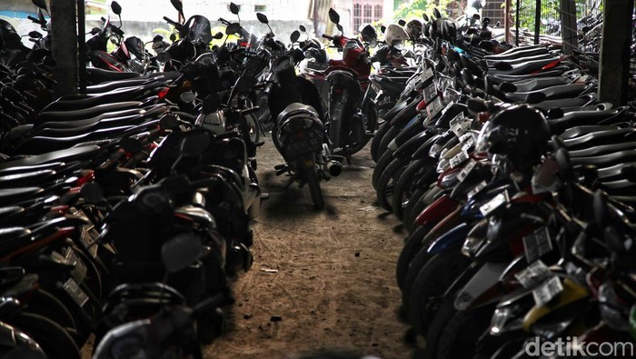 Banyaknya mengguna Commuter Line yang berangkat dari Stasiun Citayem, Depok, membawa berkah bagi pengusaha parkir motor. Ratusan motor diparkir setiap hari.