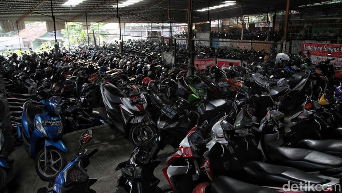 Banyaknya mengguna Commuter Line yang berangkat dari Stasiun Citayem, Depok, membawa berkah bagi pengusaha parkir motor. Ratusan motor diparkir setiap hari.