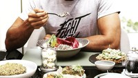 Agar tampil tetap sehat dan bugar, selalu rajin lari marathon hingga olahraga. Asupan makanan Milind juga tak kalah sehat. Dari aneka buah sampai sayurna. Foto: Instagram @milindrunning