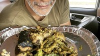 Menurutnya makanan tradisional khas India tak semuanya berlemak tinggi, atau tidak sehat. Ia sering mengakalinya dengan memanggang daging dan sayuran dengan rempah khas India. Foto: Instagram @milindrunning