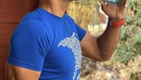 Tak heran Milind sering disebut sebagai simbol seks di India. Karena posenya minum air putih saja dicap seksi oleh wanita-wanita di India. Foto: Instagram @milindrunning