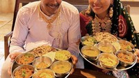 Bersama pasangannya, Ankita Konwar. Dirinya cicipi berbagai hidangan tradisional khas India yang meriah. Foto: Instagram @milindrunning