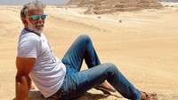 Meski tidak sepopuler Shah Rukh Khan atau Hrithik Roshan, aktor Milind Soman cukup terkenal di India karena berkarir sejak puluhan tahun lalu. Ia kerap digilai wanita, karena dianggap sebagai simbol seks atau pria dengan sex appeal yang tinggi. Foto: Instagram @milindrunning