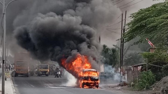 Mobil minibus terbakar habis setelah mengisi BBM Pertalite di Jombang