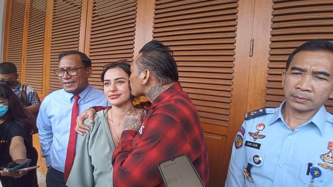 Momen Jerinx keluar Lapas Kerobokan nampak ditemani oleh sang istri Nora Alexandra. Jerinx pun langsung memeluk dan mencium istrinya, Selasa (2/8/2022).