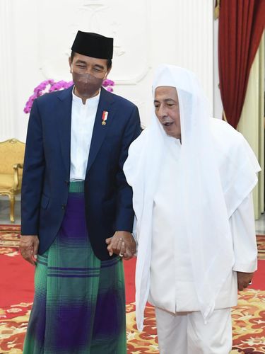 Momen Jokowi genggam tangan Habib Luhti bin Yahya