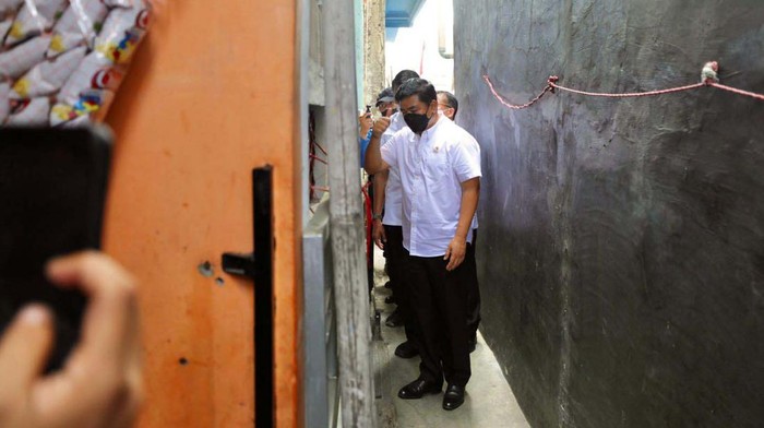 Momen Menteri ATR Keluar Masuk Gang Bagi-bagi Sertifikat Tanah Menteri Agraria dan Tata Ruang Hadi Tjahjanto menyerahkan 13 sertifikat tanah kepada warga Kelurahan Semper Barat, Jakarta Utara. Dia mendatangi dari pintu ke pintu.