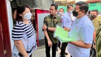 Seraya menyerahkan sertipikat kepada masyarakat, Menteri ATR/Kepala BPN memastikan secara langsung proses pengurusan program Pendaftaran Tanah Sistematis Lengkap (PTSL) berjalan dengan baik dan lancar.