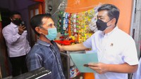 Menteri ATR/Kepala BPN juga memberikan pesan kepada masyarakat terkait dengan berjalannya loket prioritas dan Pelayanan Tanah Akhir Pekan (PELATARAN). Ia mengatakan, apabila ingin bertransaksi menggunakan sertipikat, diurus langsung ke Kantor Pertanahan setempat dan tidak perlu melalui perantara.