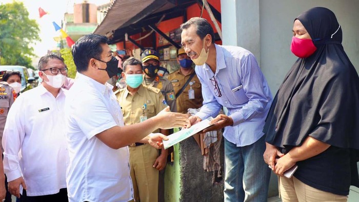 Menteri Agraria dan Tata Ruang Hadi Tjahjanto menyerahkan 13 sertifikat tanah kepada warga Kelurahan Semper Barat, Jakarta Utara. Dia mendatangi dari pintu ke pintu.