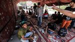 Saat Relawan Bagi Makanan untuk Demonstran yang Duduki Parlemen Irak