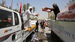 Saat Relawan Bagi Makanan untuk Demonstran yang Duduki Parlemen Irak