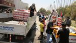 Saat Relawan Bagi Makanan untuk Demonstran yang Duduki Parlemen Irak