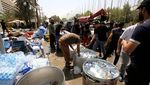 Saat Relawan Bagi Makanan untuk Demonstran yang Duduki Parlemen Irak