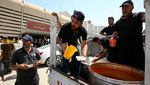 Saat Relawan Bagi Makanan untuk Demonstran yang Duduki Parlemen Irak