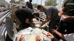 Saat Relawan Bagi Makanan untuk Demonstran yang Duduki Parlemen Irak