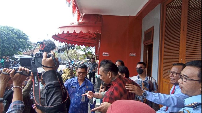 Momen saat Jerinx bebas dari Lapas Kelas IIA Kerobokan, Kabupaten Badung, Bali, Selasa (2/8/2022).