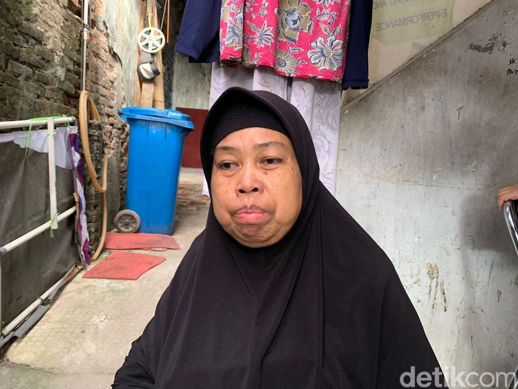 Mursideh (58), ibu-ibu yang menghuni rumah di kawasan Pulogadung, rumahnya terhalang tembok tetangganya sendiri. (Mulia Budi/detikcom)