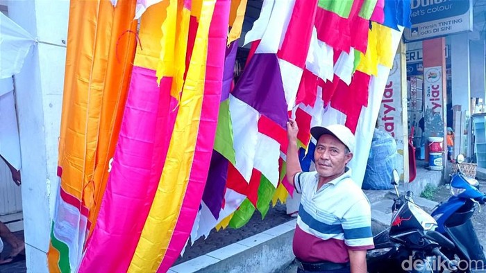 Muslih, penjual bendera di Ciamis.