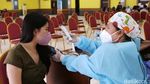 Potret Para Nakes Saat Disuntik Vaksin Booster Kedua