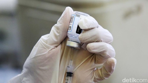 Tenaga kesehatan menerima Vaksinasi COVID-19 booster kedua di Gelanggang Remaja Pulogadung, Jakarta Timur, Senin (1/8/2022). Vaksinasi booster kedua yang diadakan 1-5 Agustus tersebut diberikan untuk tenaga kesehatan dengan ketersediaan 150 dosis per hari.