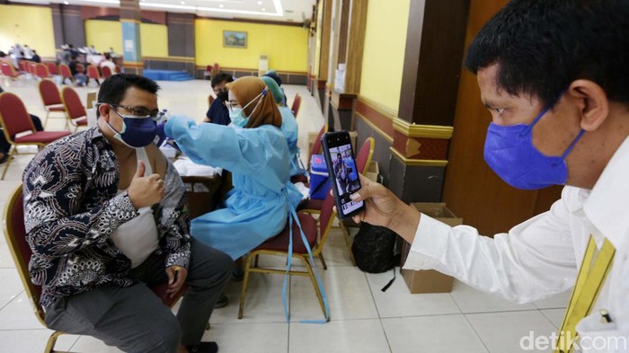 Nakes Terima Vaksin Booster Kedua Tenaga kesehatan menerima Vaksinasi COVID-19 booster kedua di Gelanggang Remaja Pulogadung, Jakarta Timur, Senin (1/8/2022). Vaksinasi booster kedua yang diadakan 1-5 Agustus tersebut diberikan untuk tenaga kesehatan dengan ketersediaan 150 dosis per hari.