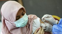 Potret Para Nakes Saat Disuntik Vaksin Booster Kedua