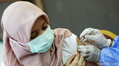 Potret Para Nakes Saat Disuntik Vaksin Booster Kedua