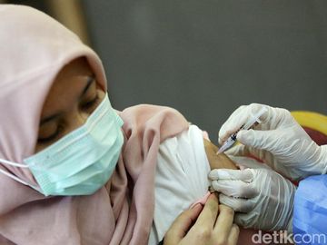 Potret Para Nakes Saat Disuntik Vaksin Booster Kedua