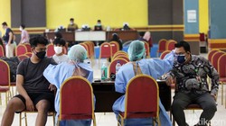 Kemenkes telah memulai vaksinasi COVID-19 booster kedua bagi tenaga kesehatan. Di Jakarta, salah satu lokasi vaksinasi di berada Gelanggang Remaja Pulogadung.