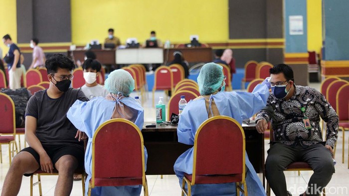 Nakes Terima Vaksin Booster Kedua Tenaga kesehatan menerima Vaksinasi COVID-19 booster kedua di Gelanggang Remaja Pulogadung, Jakarta Timur, Senin (1/8/2022). Vaksinasi booster kedua yang diadakan 1-5 Agustus tersebut diberikan untuk tenaga kesehatan dengan ketersediaan 150 dosis per hari.