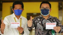Kemenkes telah memulai vaksinasi COVID-19 booster kedua bagi tenaga kesehatan. Di Jakarta, salah satu lokasi vaksinasi di berada Gelanggang Remaja Pulogadung.