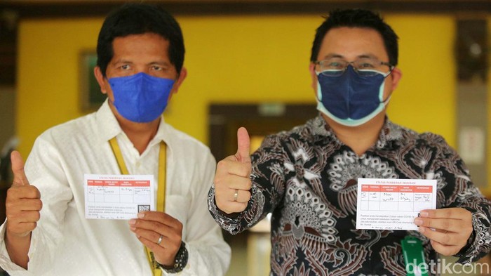 Nakes Terima Vaksin Booster Kedua Tenaga kesehatan menerima Vaksinasi COVID-19 booster kedua di Gelanggang Remaja Pulogadung, Jakarta Timur, Senin (1/8/2022). Vaksinasi booster kedua yang diadakan 1-5 Agustus tersebut diberikan untuk tenaga kesehatan dengan ketersediaan 150 dosis per hari.