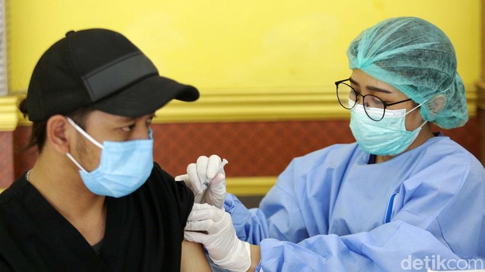 Tenaga kesehatan menerima Vaksinasi COVID-19 booster kedua di Gelanggang Remaja Pulogadung, Jakarta Timur, Senin (1/8/2022). Vaksinasi booster kedua yang diadakan 1-5 Agustus tersebut diberikan untuk tenaga kesehatan dengan ketersediaan 150 dosis per hari.