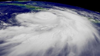 Pada 2005, satelit juga menangkap terjangan dahsyat Badai Dennis yang memicu peringatan di Jamaika, Kuba hingga Florida saat itu.