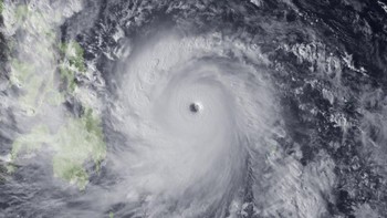 Topan Haiyan juga sempat terekam kamera satelit di Samudera Pasifik.