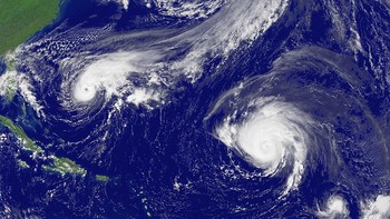 Ini dia salah satu jepretan satelit saat merekam dua badai dahsyat yakni Badai Jeanne-Karl dan Badai Lisa yang terjadi di Samudera Atlantik pada 2004 silam.