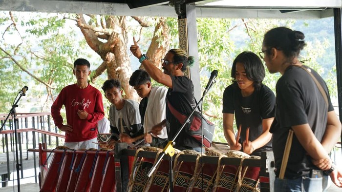 Para pemusik tradisi saat tampil