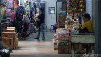 Untuk mendapat kios, seleksi pedagang dilakukan melalui tahapan sosialisasi, pengumuman, pendaftaran, verifikasi, penentuan calon pedagang, penetapan pedagang, dan undian kios atau los. 