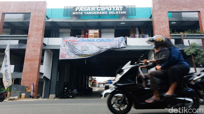 Pedagang Mulai Isi Kios Pasar Ciputat Usai Revitalisasi Revitalisasi Pasar Ciputat di Tangsel rampung. Pedagang mulai menghuni kios yang disediakan. Begini suasananya.