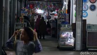 Sejumlah pembeli berkeliling di Pasar Ciputat, Tangerang Selatan, Banten, Selasa (2/8/2022). Pasar Ciputat sempat direvitalisasi dan kini mulai dihuni beberapa pedagang.