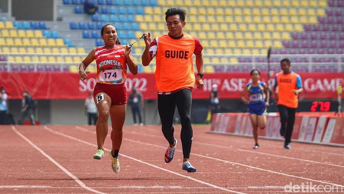 Pelari Indonesia Ni Made Arianti kembali mempersembahkan medali emas ASEAN Para Games saat turun nomor 200 meter putri T12-T13, Selasa (2/8/2022).