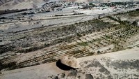 Lanskap udara menunjukkan lobang tersebut berada di kawasan tanah kosong yang luas. Dinas Geologi dan Pertambangan Nasional (Sernageomin) mengetahui adanya lubang pembuangan pada hari Sabtu dan telah mengirim personel spesialis ke daerah tersebut untuk mengamatinya.