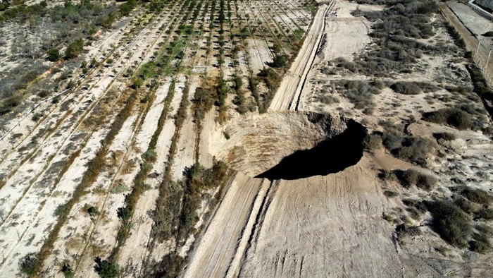 A sinkhole is exposed at a mining zone close to Tierra Amarilla town, in Copiapo, Chile, August 1, 2022. REUTERS/Johan Godoy NO RESALES NO ARCHIVE     TPX IMAGES OF THE DAY