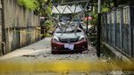 Penampakan Mobil Tertimpa Bangunan di GOR Mampang Prapatan