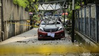 Dua orang pekerja bangunan tewas dan satu kendaraan tertimpa materia bangunan.