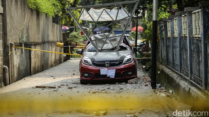 Penampakan Mobil Tertimpa Bangunan di GOR Mampang Prapatan Sebuah mobil tertimpa material bangunan revitalisasi GOR Mampang Prapatan, Jakarta, pada Minggu (31/7) lalu. Begini kondisinya sekarang.